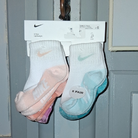 Nike Socks Toddler Fits Size 2-4 - Picture 2 of 2